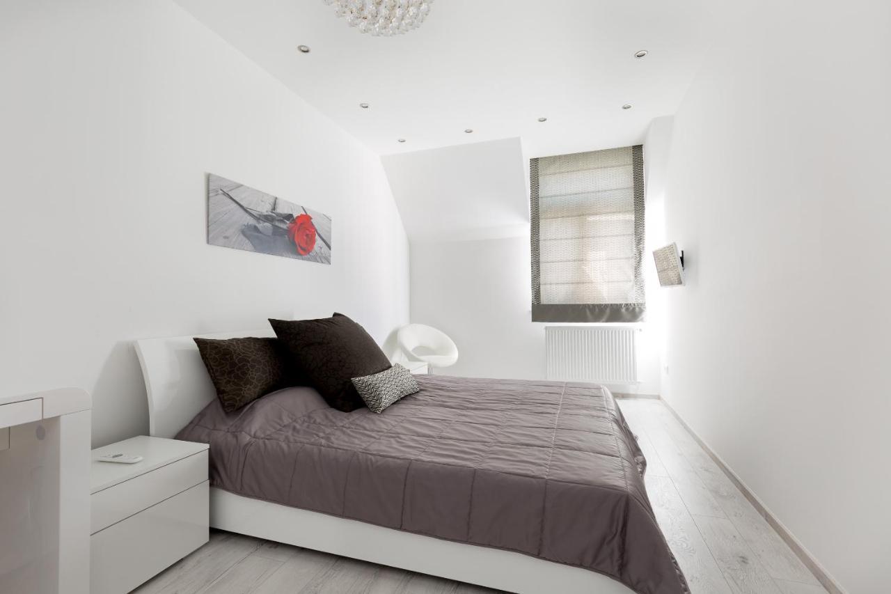 Budapest Central Square 2 Bedrooms Suite - Michaelides Voeroesmarty Square Residences Kültér fotó